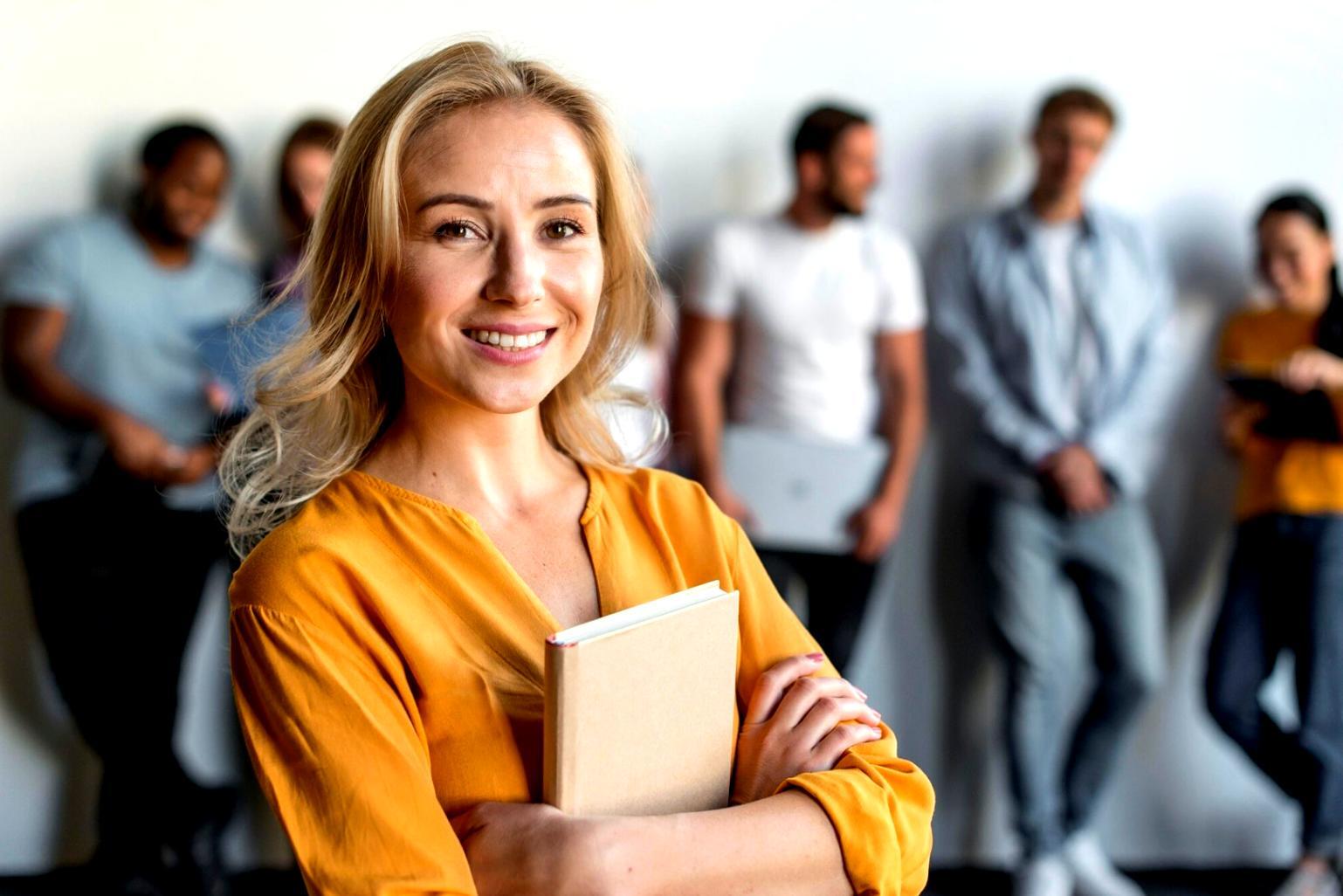 Budgetplanung am Arbeitsplatz mit Dokumenten und Taschenrechner