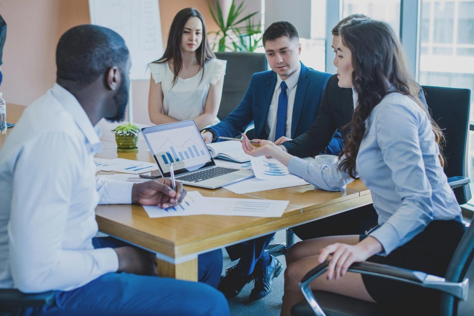 cylorinthesav Team bei der Arbeit an Finanzberatung